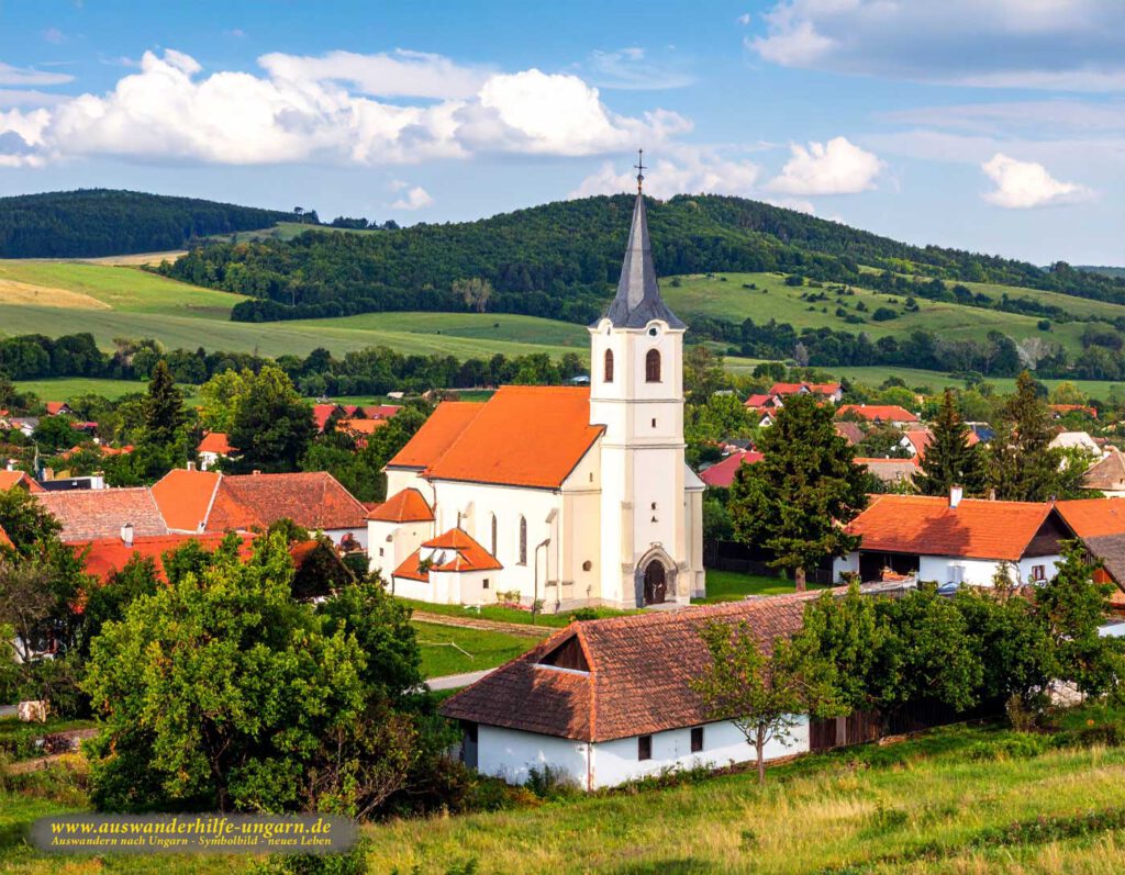Traditionelles Dorf in Zala, Ungarn, mit Kirche, roten Dächern und grünen Hügeln Prompt: „Traditionelles ungarisches Dorf Dióskál im Komitat Zala, kleine Kirche, rote Dachziegel, grüne Hügel, ländliche Idylle“