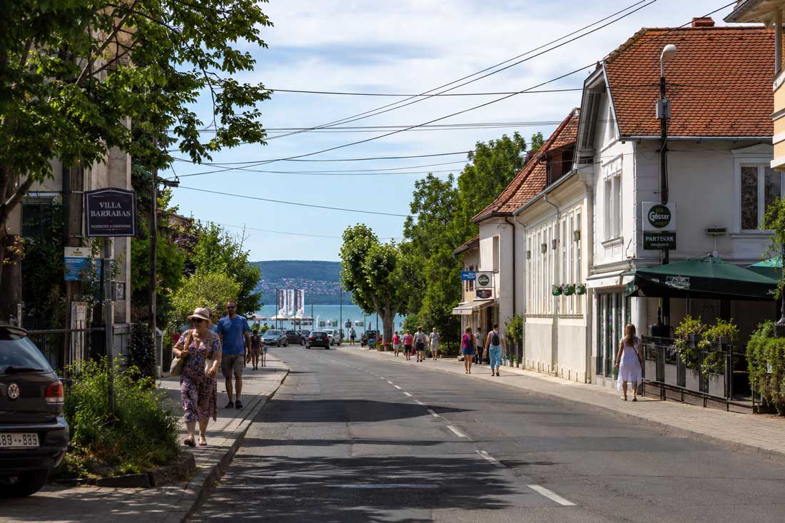 Auswandern nach Ungarn in Keszthely am Balaton im Komitat Zala mit Seeblick, Straßenszene, Stromkabeln, Fußgängern und kleinstädtischem Balaton-Flair.
