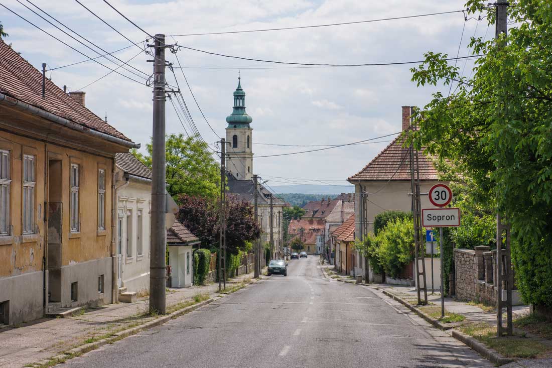 Auswandern nach Ungarn in Sopron im Komitat Győr-Moson-Sopron mit historischer Straße, Stromkabeln, alten Häusern und ruhiger westungarischer Stadtatmosphäre.